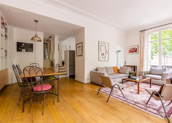 Sophisticated Home Close To The Museums